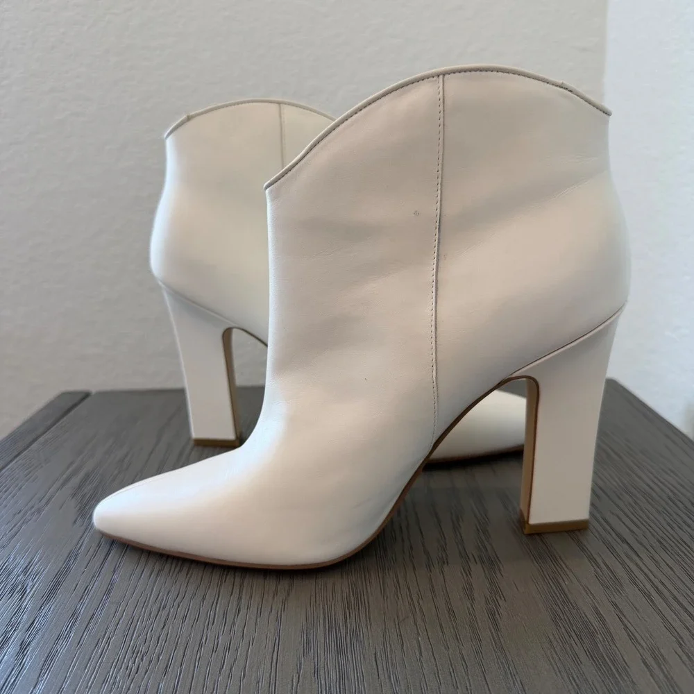 Marc Fisher LTD White Leather Pointed Toe V-Cut Ankle Boots 10M Block Heel